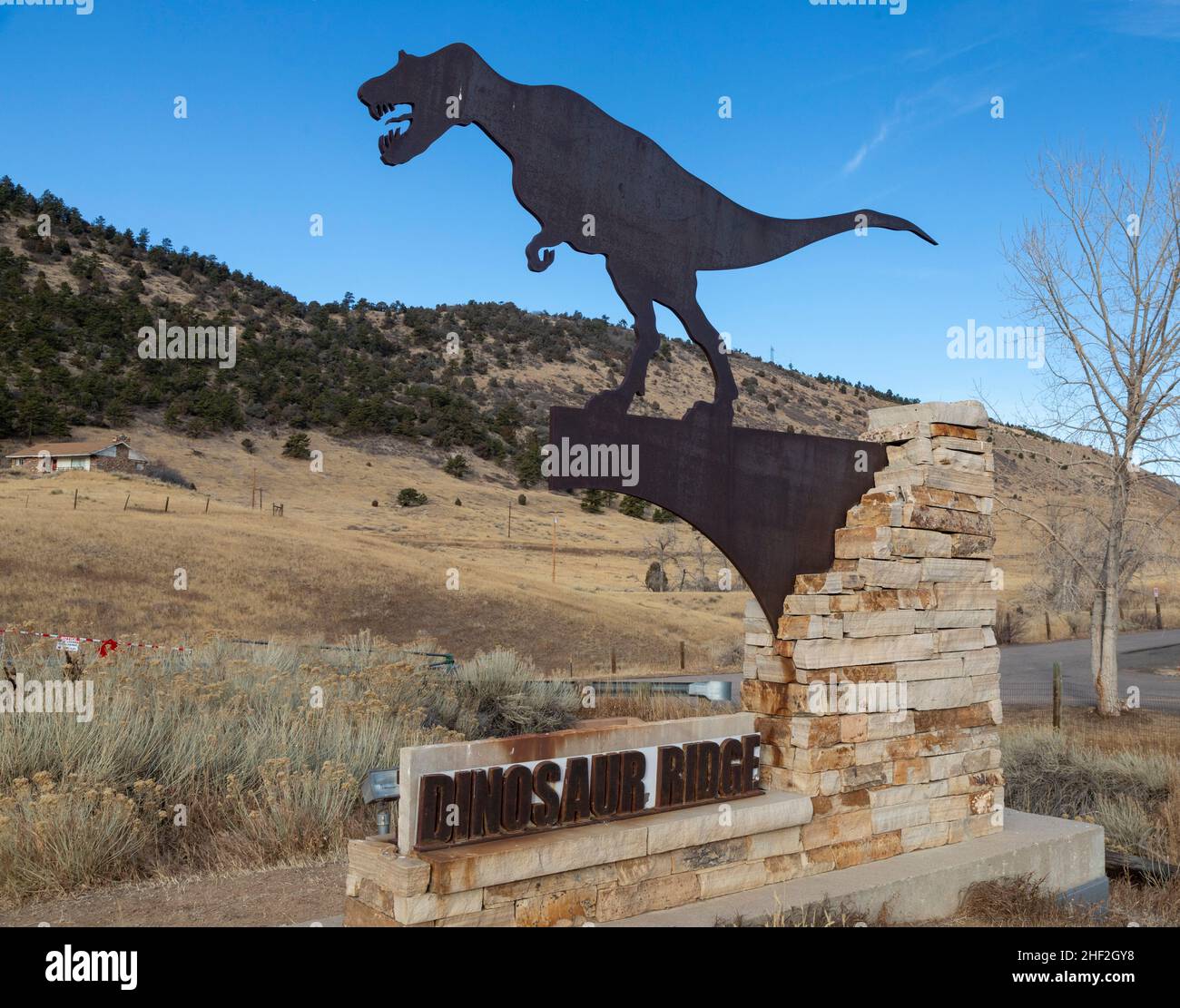 Morrison, Colorado - der Eingang zum Dinosaur Ridge. Besucher können Hunderte von Dinosaurierspuren entlang des Bergrückens sehen, westlich von Denver. Die Tracks Stockfoto