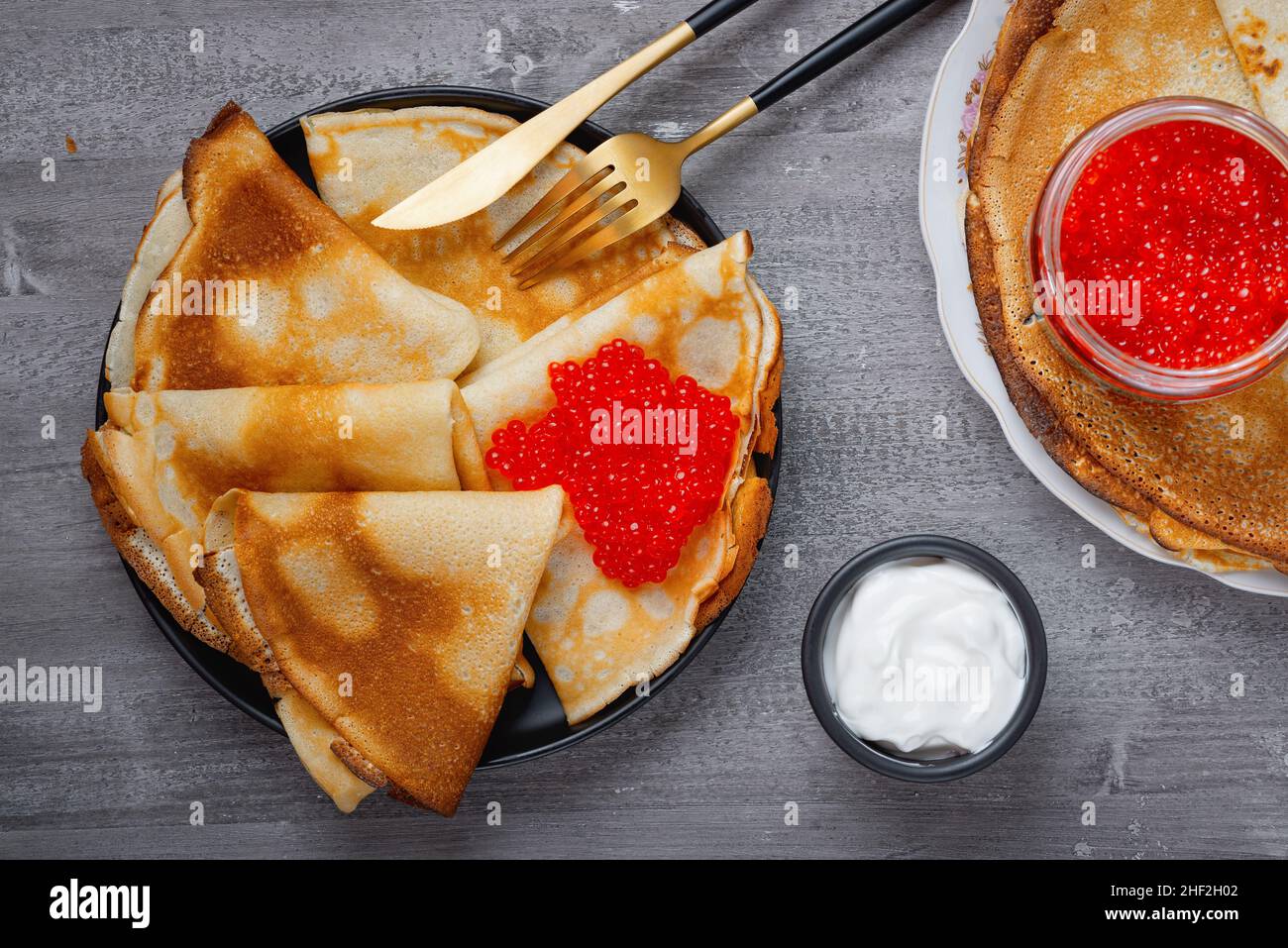 Stapel von russischen dünnen Pfannkuchen Blini mit rotem Kaviar Stockfoto