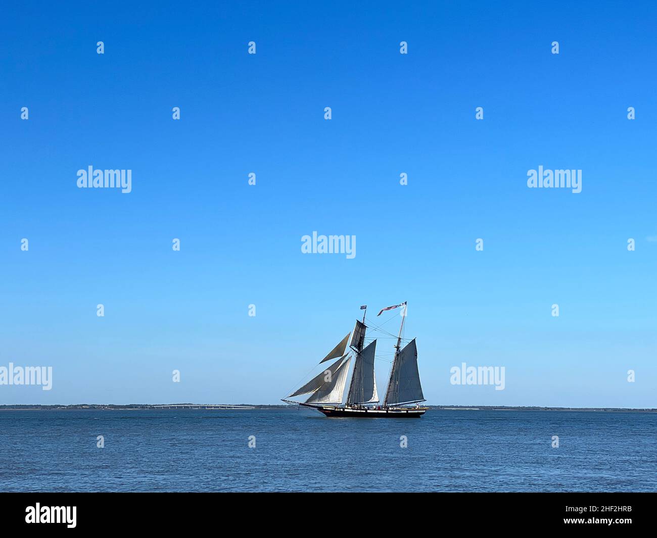 Der Topsail-Schoner Lynx ist eine beliebte touristische und pädagogische Attraktion und fährt in der Nähe von Brunswick, Georgia, USA. Stockfoto