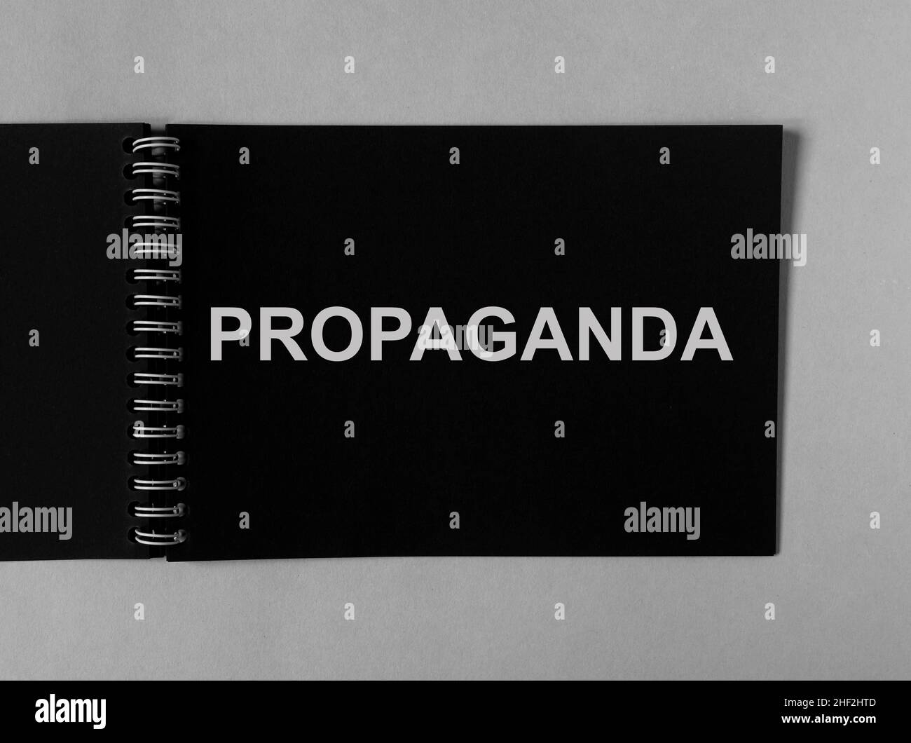 Propagandawort auf dem Papier. Manipulation und Brainwash-Kampagne nach Medienkonzept. Stockfoto