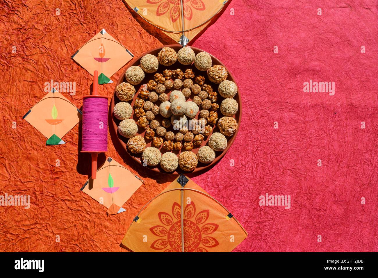 Multicolor, bunt, Hintergrund, sankranti süß, makar sankrant, Süßigkeiten, Tilgul, Laddu, Ladoo, Laddoo, Rajgira laddu, Erdnussladdu, Reisfreund Stockfoto