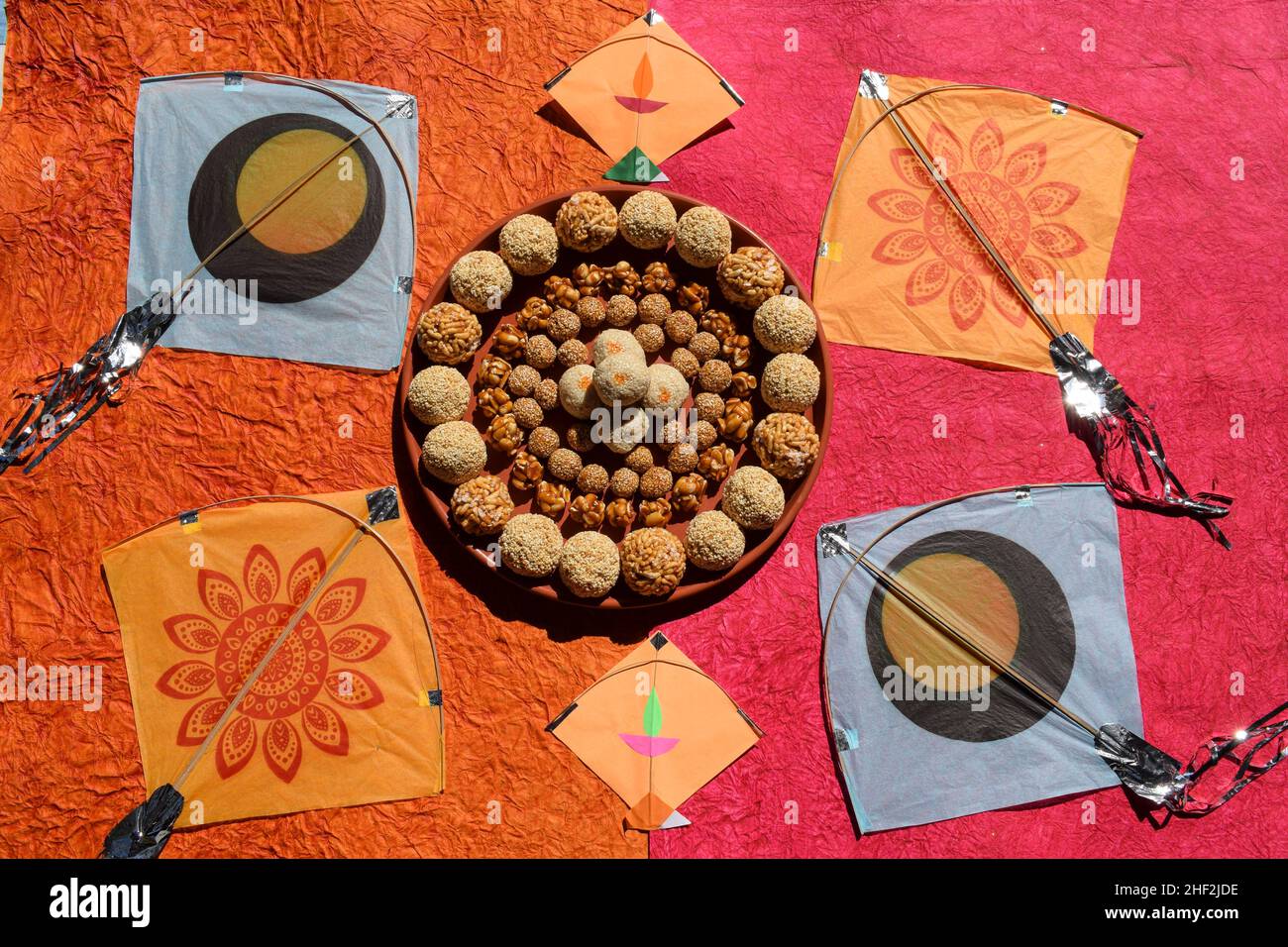 Verschiedene Laddu wie Til laddu Amaranth Rajgira, Puffreis oder Mamma, Peanut, til Sesam chikki, Sankrant oder Uttarayan spezielle Süßspeisen. Sankranti Stockfoto