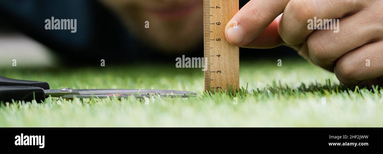 Perfektionist Misst Perfect Grass. Besessen Akribisch Und Zwanghaft Stockfoto