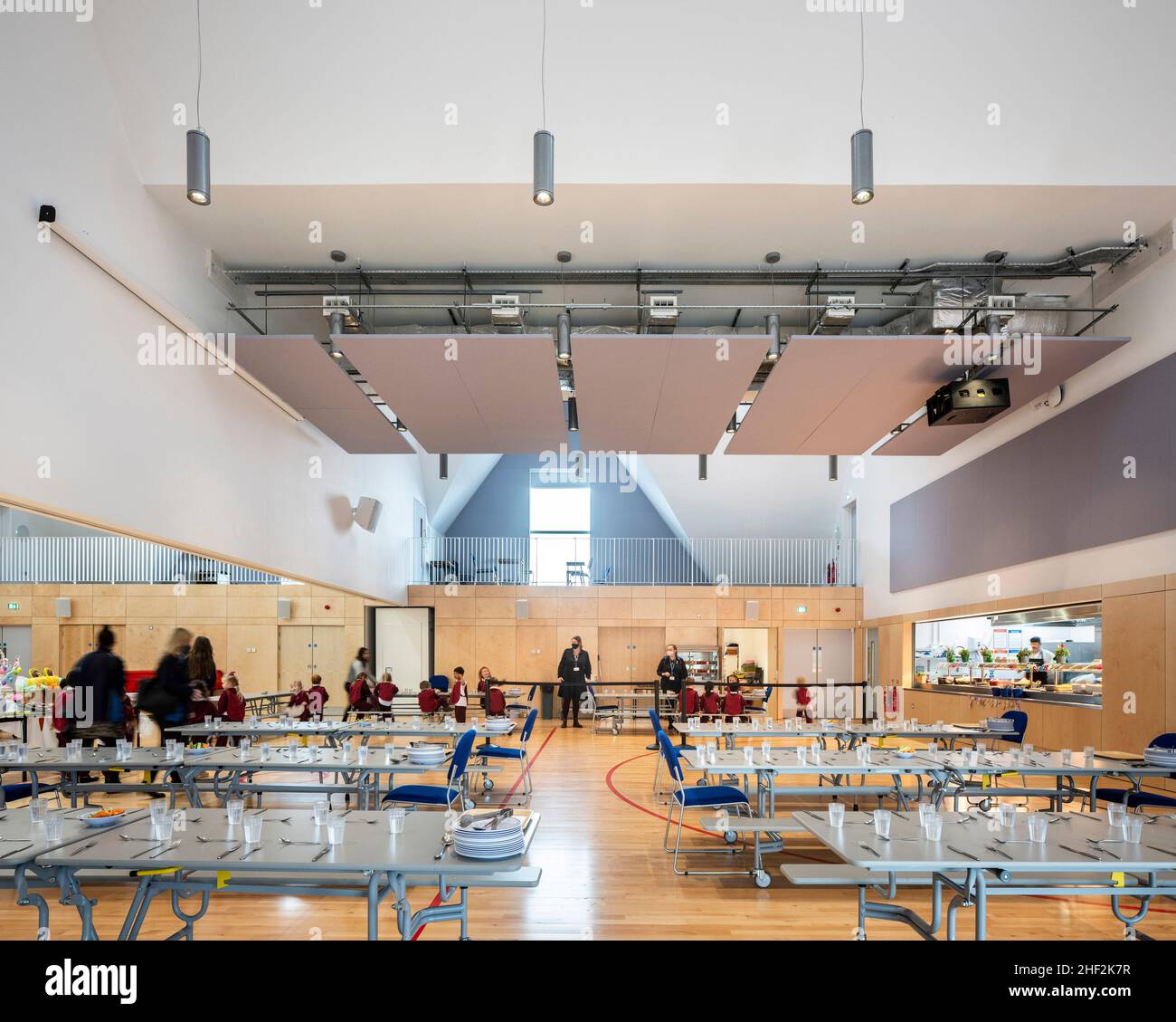 Speisesaal. Brentwood Prep School, Brentwood, Großbritannien. Architekt: Cottrell + Vermeulen Architecture Ltd, 2022. Stockfoto