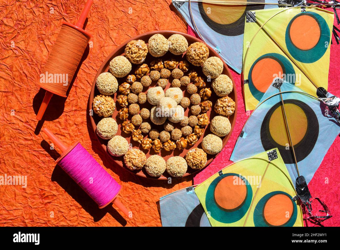 Viele Arten von Ladoo wie Amaranth ladoo oder Rajgira, Puffreis oder Mamma, Peanut laddu, til Sesam laddo, Tilgur Mawa weiße süße Kugeln. Sankrant oder U Stockfoto