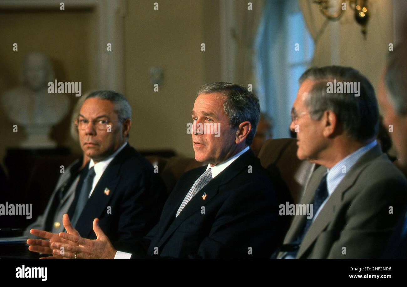 Präsident George W. Bush, Außenminister Colin Powell und Verteidigungsminister Donald Rumsfeld während einer Kabinettssitzung im Sprint von 2001 Foto von Dennis Brack Stockfoto