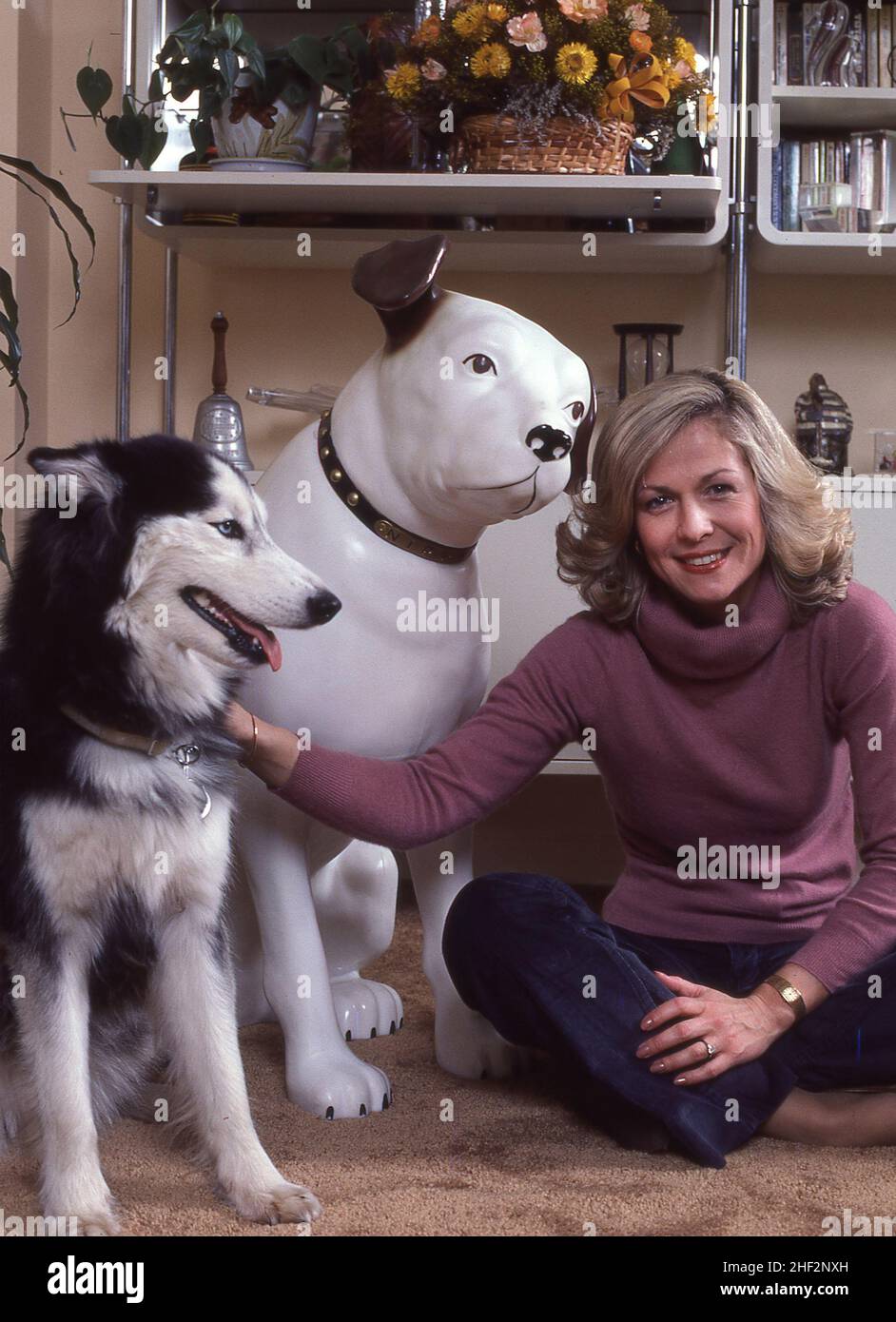 Jessica Savitch, die Wochenend-Ankererin für NBC in den späten 70ern. Das Foto wurde in ihrer Wohnung im Nordwesten von Washington mit ihrem Hund Chewy aufgenommen. Das Foto wurde im Auftrag des AMERICA ILLUSTRATED Magazins gemacht, Foto von Dennis Brack Stockfoto