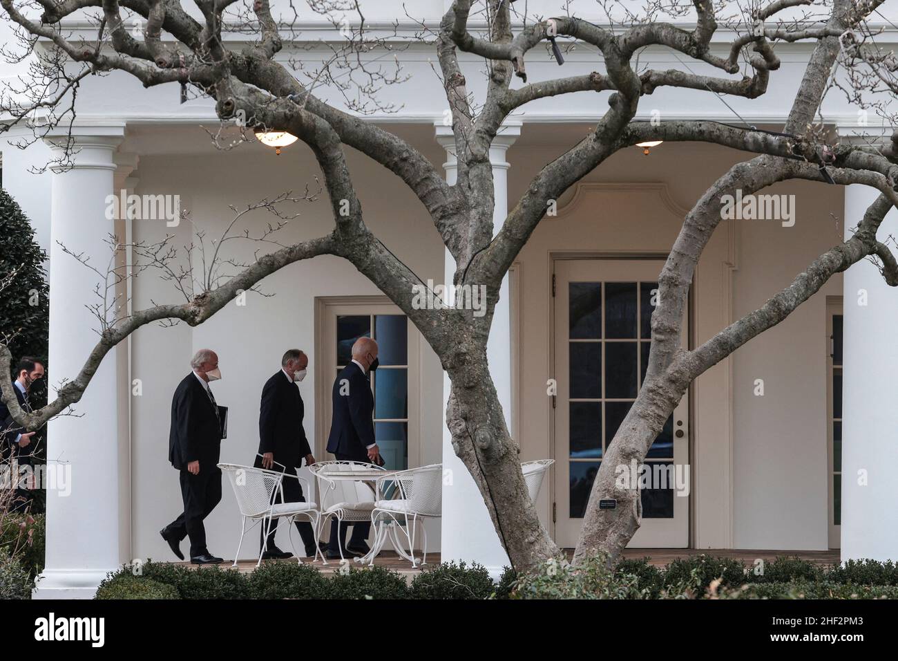 Washington, Usa. 13th Januar 2021. Präsident Joe Biden tritt mit den Beratern Steve Richetti und Mike Donilon zusammen, als er nach einem Treffen mit den Demokraten im Senat am 13. Januar 2022 im US-Kapitol in Washington, DC, zum Oval Office des Weißen Hauses zurückkehrt. (Foto von Oliver Contreras/Pool/ABACAPRESS.COM) Quelle: Abaca Press/Alamy Live News Stockfoto