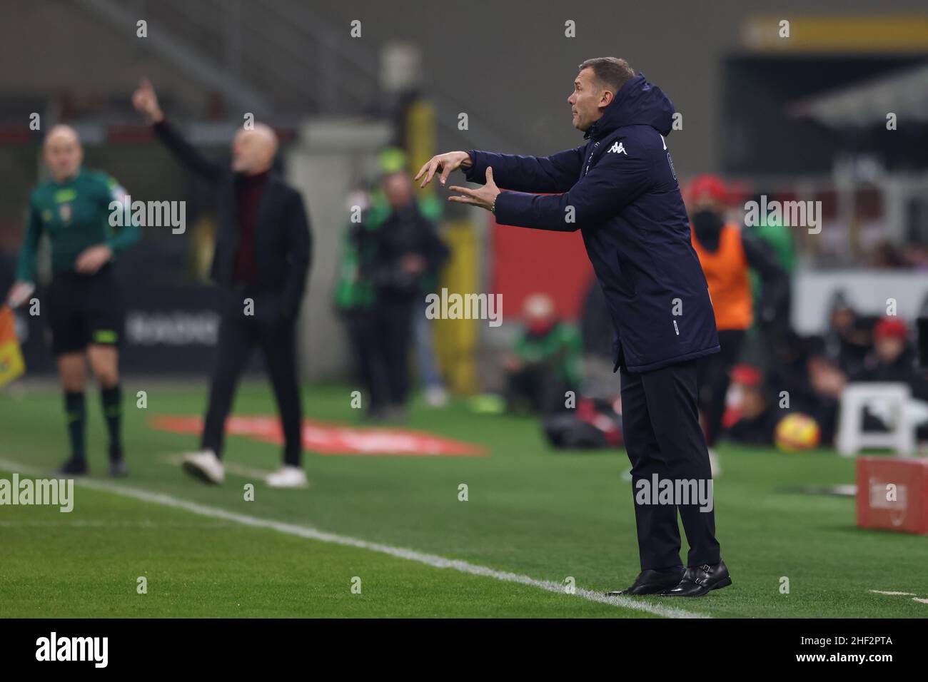 Mailand, Italien, 13th. Januar 2022. Andriy Shevchenko Cheftrainer des FC Genua reagiert während des Coppa Italia-Spiels bei Giuseppe Meazza in Mailand. Bildnachweis sollte lauten: Jonathan Moscrop / Sportimage Stockfoto