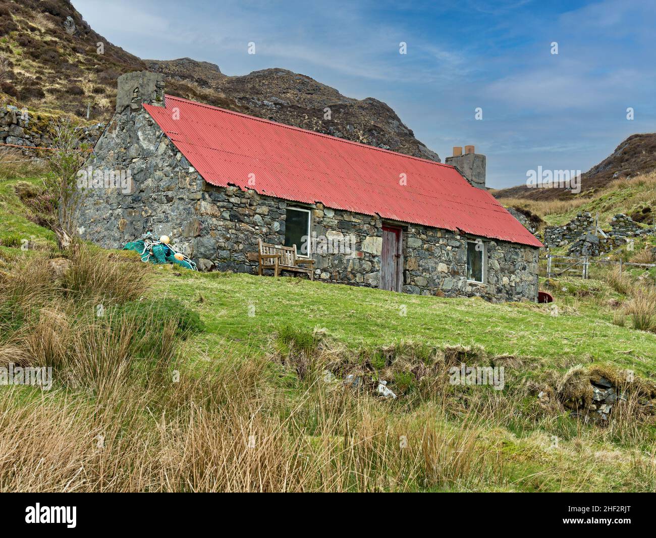 Altes Steinhaus mit rotem Blechdach, Moilingeanais, Isle of Harris, Schottland, Großbritannien Stockfoto