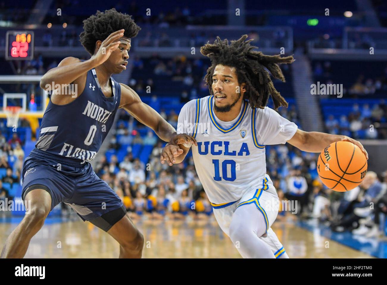 UCLA Bruins-Wächter Tyger Campbell (10) dribbelt den Ball von North Florida weg Ospreys-Wächter Emmanuel Adedoyin (0) während eines NCAA-Basketballspiels, Wir Stockfoto