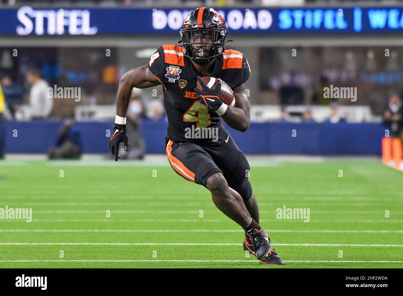 Oregon State Beavers läuft zurück B.J. Baylor (4) während des LA Bowl-Spiels gegen die Utah State Aggies, Samstag, 18. Dezember 2021, in Los Angeles. Der Stockfoto