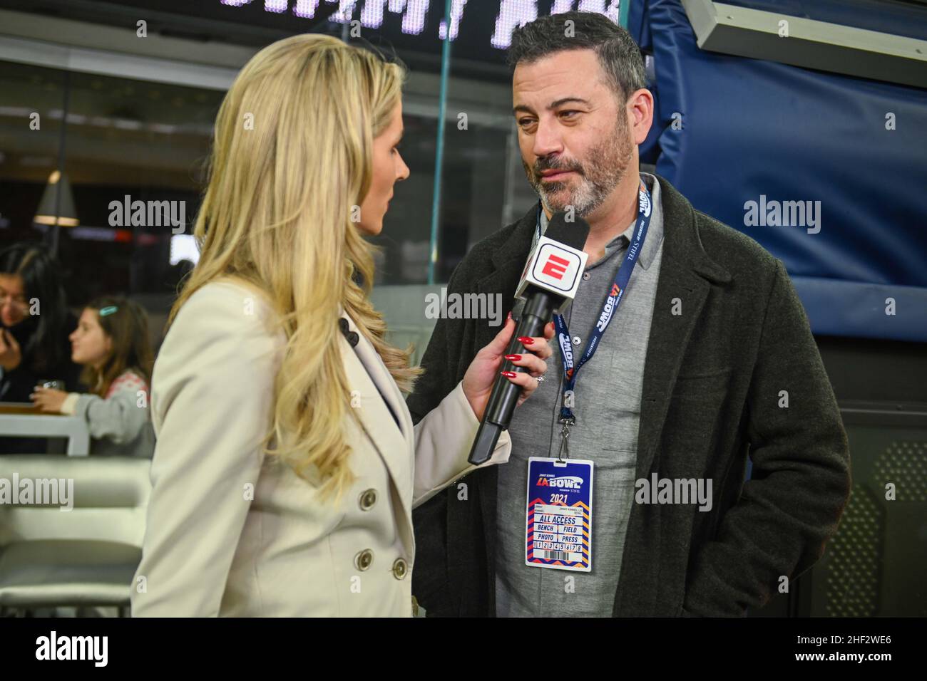 Der amerikanische Fernsehmoderator Jimmy Kimmel wird von der ESPN-Nebenreporterin Laura Rutledge während des Spiels LA Bowl am Samstag, den 18. Dezember 2021 in Los interviewt Stockfoto