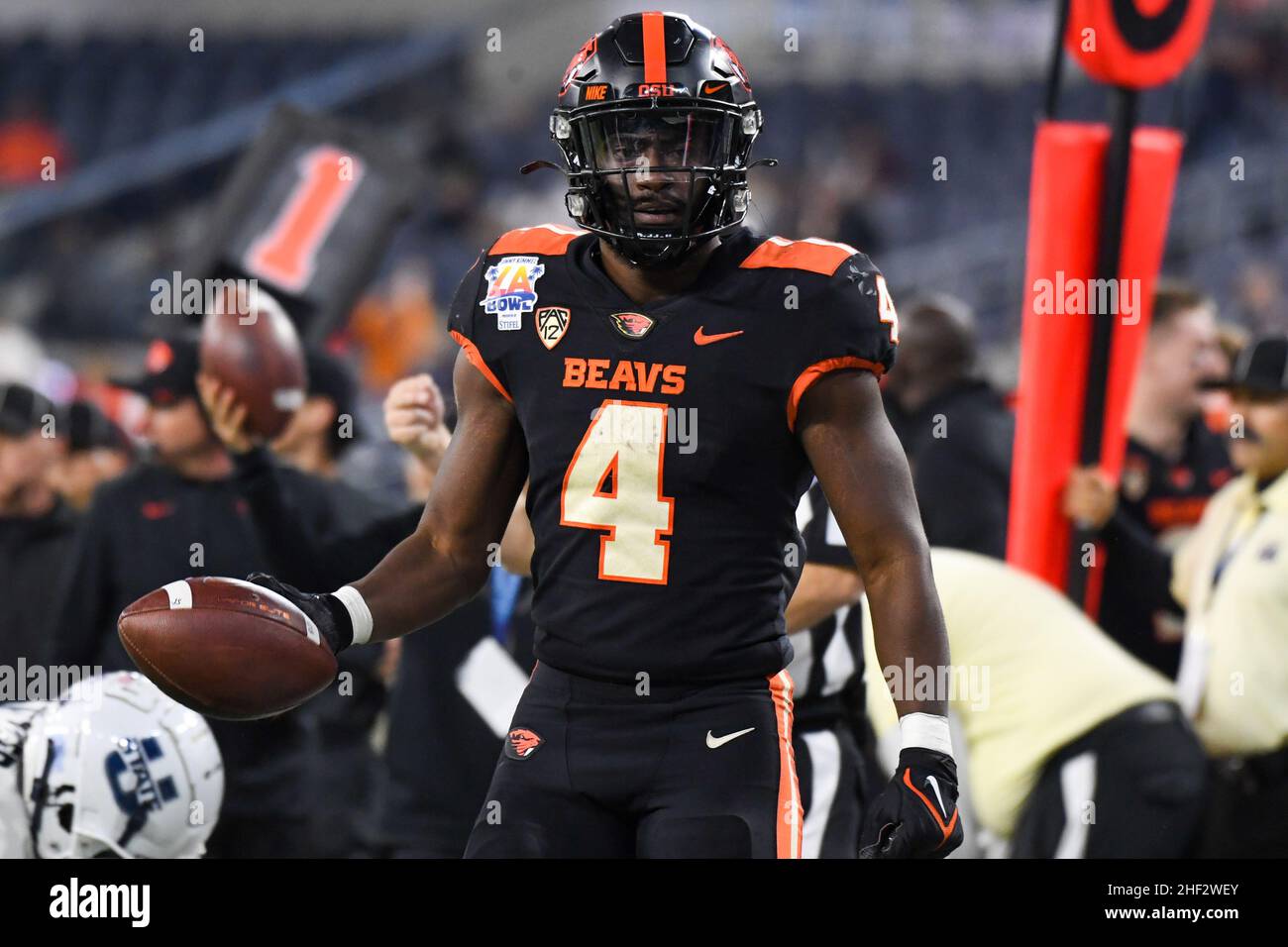 Oregon State Beavers läuft zurück B.J. Baylor (4) während des LA Bowl-Spiels gegen die Utah State Aggies, Samstag, 18. Dezember 2021, in Los Angeles. Der Stockfoto