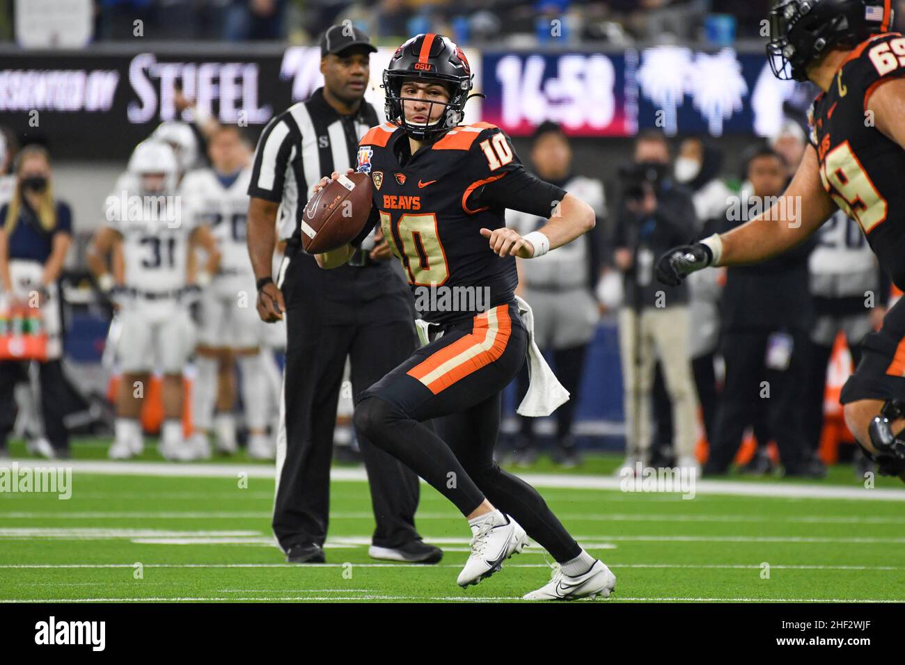 Oregon State Beavers Quarterback Chance Nolan (10) während des LA Bowl Spiels gegen die Utah State Aggies, Samstag, 18. Dezember 2021, in Los Angeles. Der Stockfoto