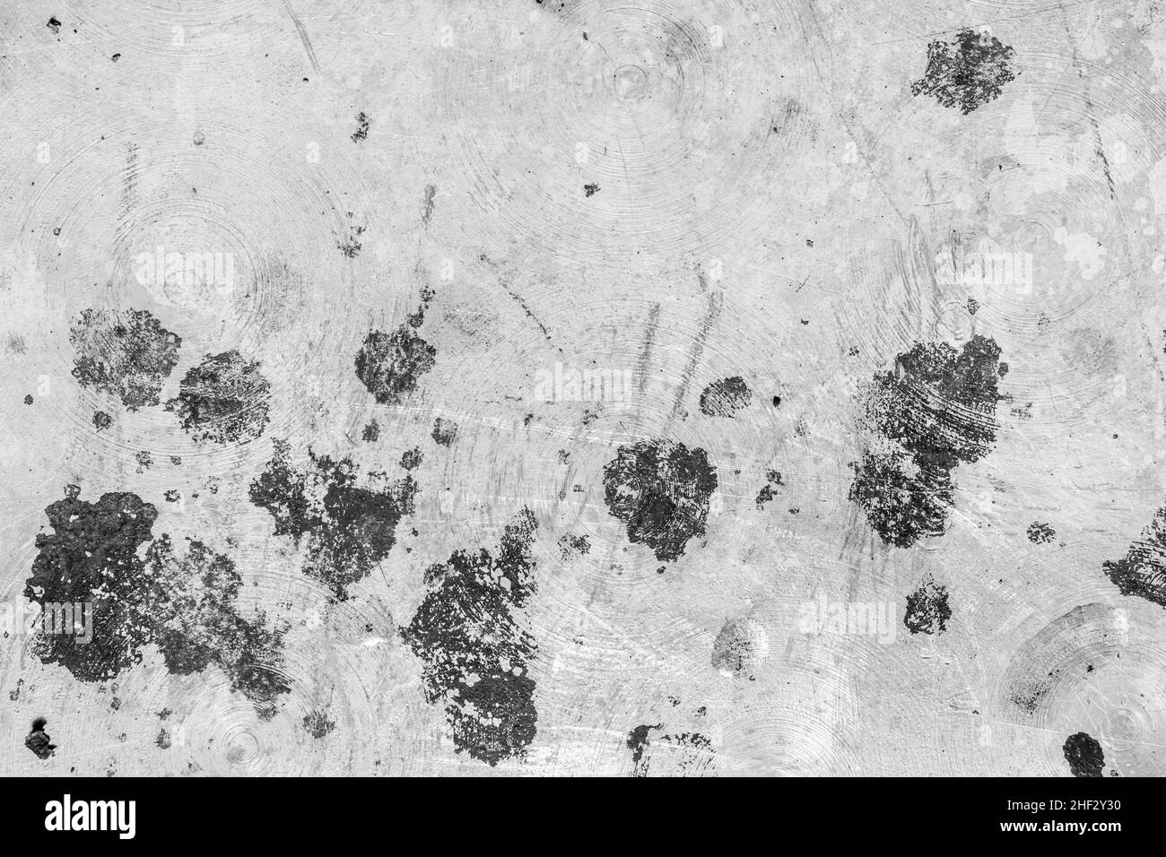 Schwarze Farbflecken auf alten zerkratzten metallischen Grunge Textur Stahl schmutzigen grauen Eisen Hintergrund. Stockfoto