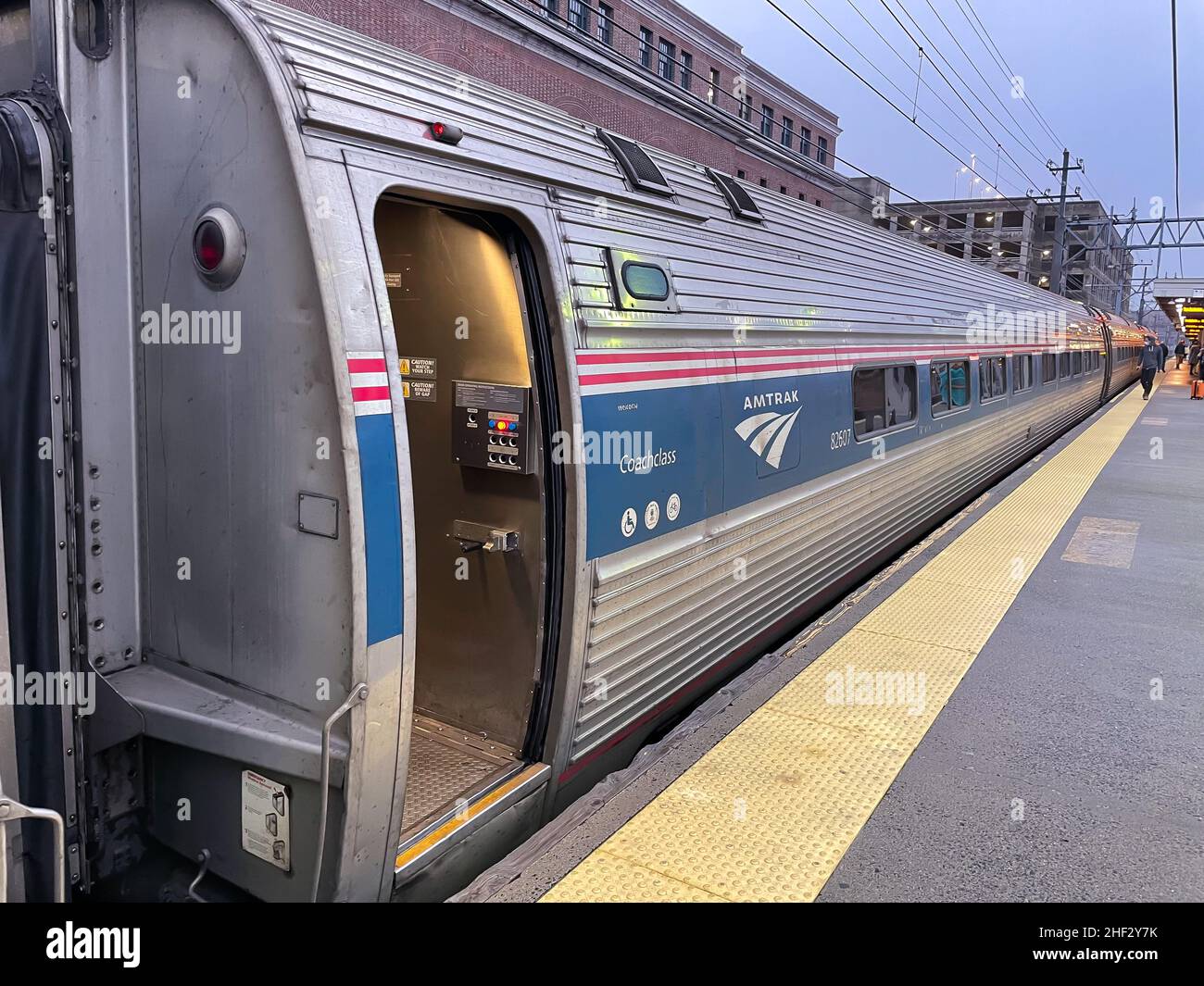 Passagiere warten auf den Amtrak-Zug in der Abenddämmerung, New Haven, Connecticut Stockfoto