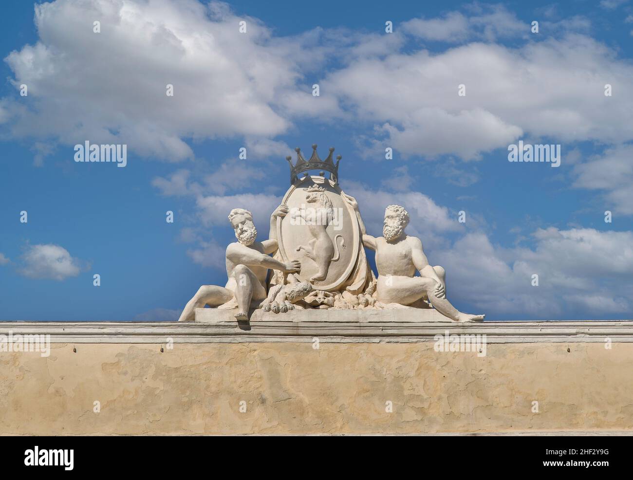 Oben auf dem Agostino Spinola Palast, oder Doria De Ferrari Galliera Palast, mit Blick auf die Piazza De Ferrari Platz, mit Marmorstatuen vor blauem Himmel, Genua Stockfoto
