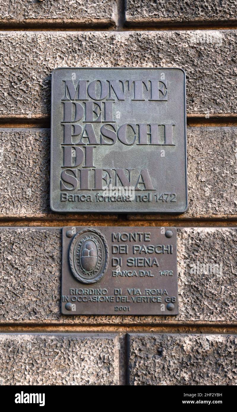 Nahaufnahme des Metallzeichens der italienischen Bank Banca Monte dei Paschi di Siena, auf einer Steinmauer Hintergrund, Genua, Ligurien, Italien Stockfoto