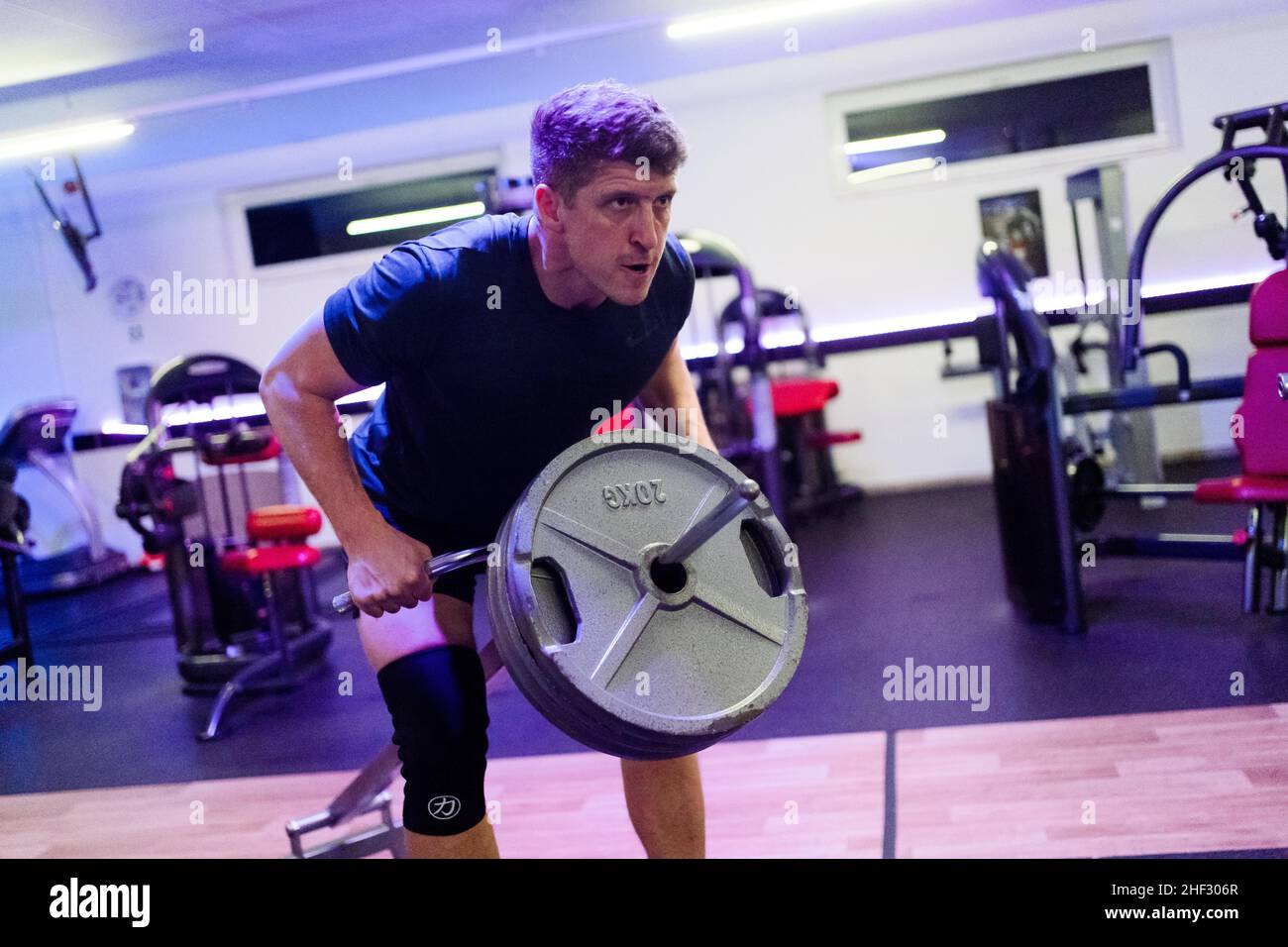 Rattelsdorf, Deutschland. 13th Januar 2022. Sam Oakes trainiert, um eine 60kg T-Bar in einem Fitnessstudio zu rudern. Quelle: Nicolas Armer/dpa/Alamy Live News Stockfoto