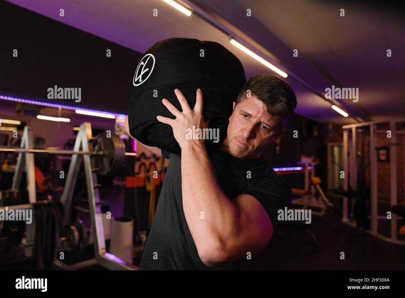 Rattelsdorf, Deutschland. 13th Januar 2022. Sam Oakes arbeitet im Fitnessstudio „Sandbag cleans“ mit einem Sandbag von 65kg. Quelle: Nicolas Armer/dpa/Alamy Live News Stockfoto