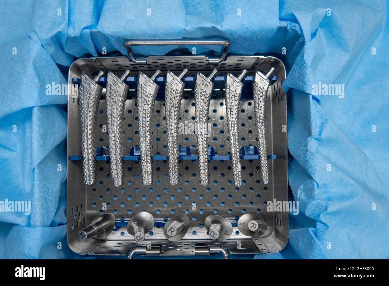 Einige chirurgische Raspeln für eine transfemorale Prothese liegen in einem Instrumentenbehälter Stockfoto