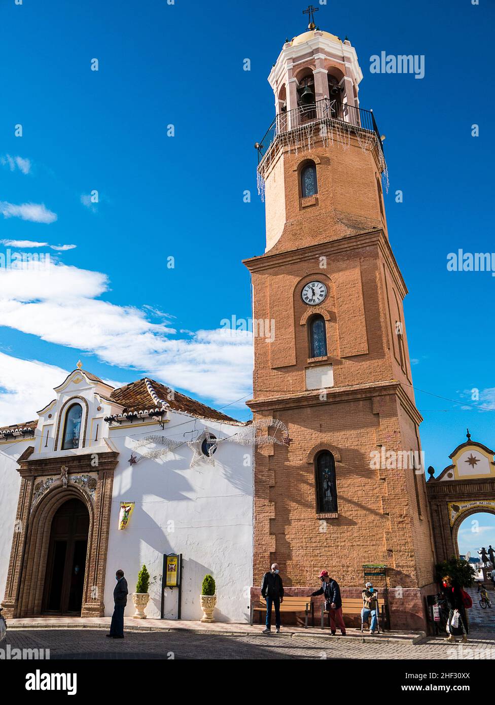Competa ist eine weiße Stadt in den Bergen oberhalb von Málaga in Andalusien im Süden Spaniens. Es ist bekannt für seine schöne Kirche aus dem 16th. Jahrhundert und seinen guten Wein Stockfoto Competa ist eine weiße Stadt in den Bergen oberhalb von Málaga in Andalusien im Süden Spaniens. Es ist bekannt für seine schöne Kirche aus dem 16th. Jahrhundert und seinen guten Wein Stockfoto