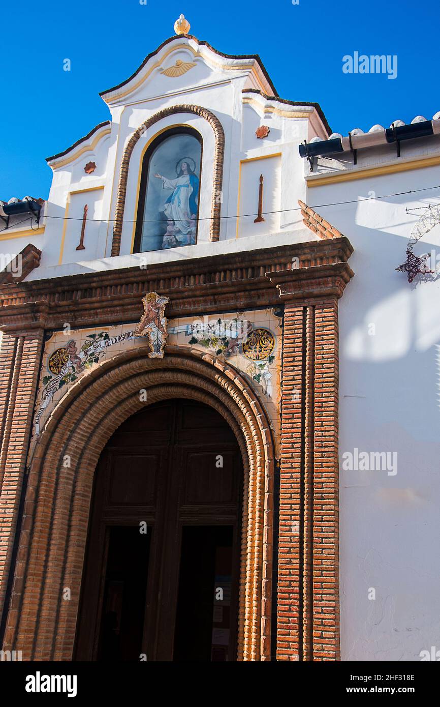 Competa ist eine weiße Stadt in den Bergen oberhalb von Málaga in Andalusien im Süden Spaniens. Es ist bekannt für seine schöne Kirche aus dem 16th. Jahrhundert und seinen guten Wein Stockfoto Competa ist eine weiße Stadt in den Bergen oberhalb von Málaga in Andalusien im Süden Spaniens. Es ist bekannt für seine schöne Kirche aus dem 16th. Jahrhundert und seinen guten Wein Stockfoto