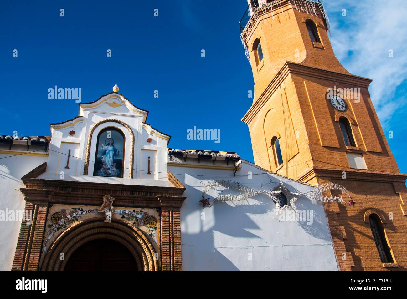 Competa ist eine weiße Stadt in den Bergen oberhalb von Málaga in Andalusien im Süden Spaniens. Es ist bekannt für seine schöne Kirche aus dem 16th. Jahrhundert und seinen guten Wein Stockfoto Competa ist eine weiße Stadt in den Bergen oberhalb von Málaga in Andalusien im Süden Spaniens. Es ist bekannt für seine schöne Kirche aus dem 16th. Jahrhundert und seinen guten Wein Stockfoto