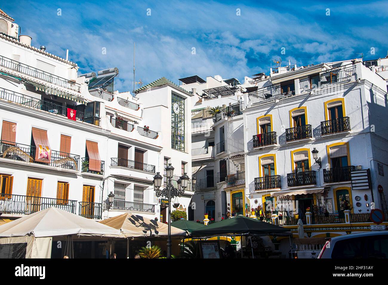 Competa ist eine weiße Stadt in den Bergen oberhalb von Málaga in Andalusien im Süden Spaniens. Es ist bekannt für seine schöne Kirche aus dem 16th. Jahrhundert und seinen guten Wein Stockfoto Competa ist eine weiße Stadt in den Bergen oberhalb von Málaga in Andalusien im Süden Spaniens. Es ist bekannt für seine schöne Kirche aus dem 16th. Jahrhundert und seinen guten Wein Stockfoto