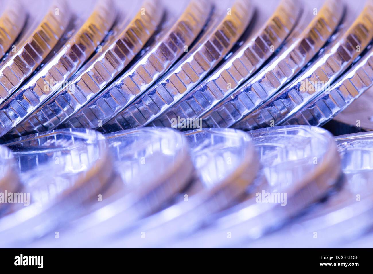 Viele Silbermünzen hintereinander. Schöner Geldhintergrund. Hintergrund der Münzen. Finanzkonzept. Geschäftskonzept. Bild für die Inschrift. Verstanden Stockfoto