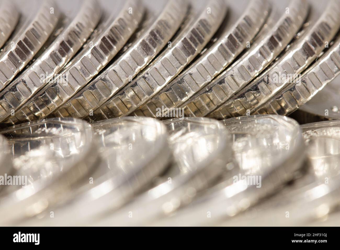 Viele weiße Münzen hintereinander. Schöner Geldhintergrund. Hintergrund der Münzen. Finanzkonzept. Geschäftskonzept. Bild für die Inschrift. Speicherplatz kopieren Stockfoto