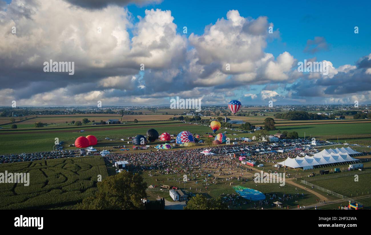 Luftaufnahme vieler Heißluftballons, die während eines Ballonfestivals an einem schönen sonnigen Tag fliegen Stockfoto