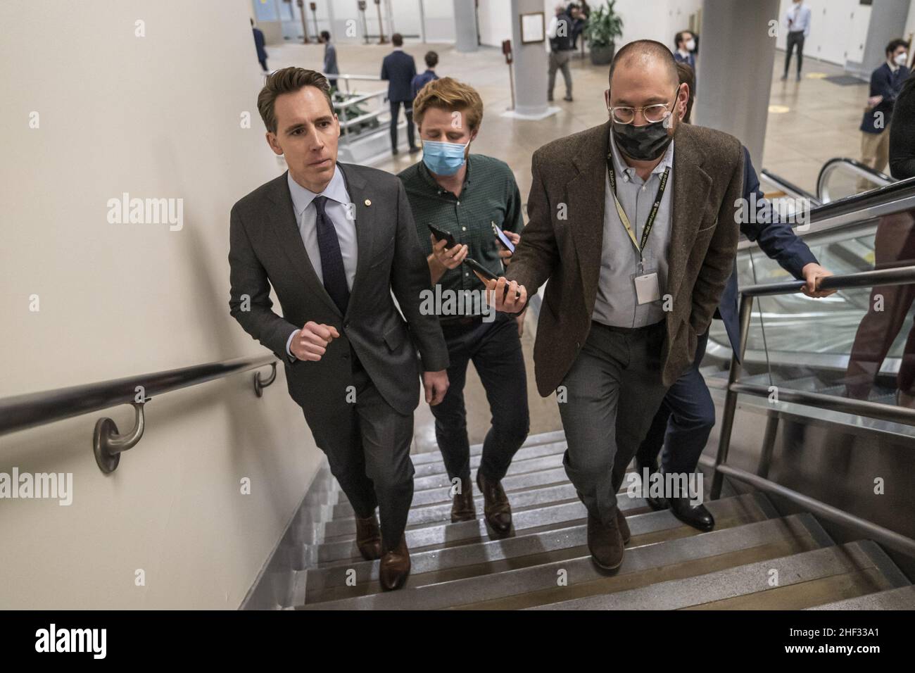 Washington, Usa. 13th Januar 2022. US-Senator Josh Hawley R-MO, links, geht durch die SenatsU-Bahn zum Senatsgeschoss, um am Donnerstag, dem 13. Januar 2022, über das Gesetz des US-Senators Ted Cruz über die Sanktionen gegen Nord Stream 2 im US-Kapitol in Washington, DC, abzustimmen. Foto von Ken Cedeno/UPI Credit: UPI/Alamy Live News Stockfoto