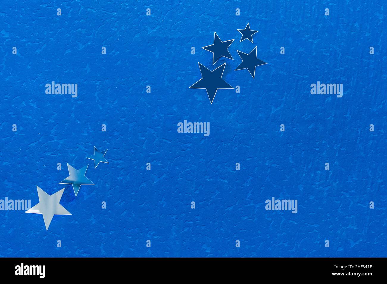 Sterne an der Wand in der Kinderzimmerdekoration abstraktes Dekor blaues Hintergrunddesign. Stockfoto