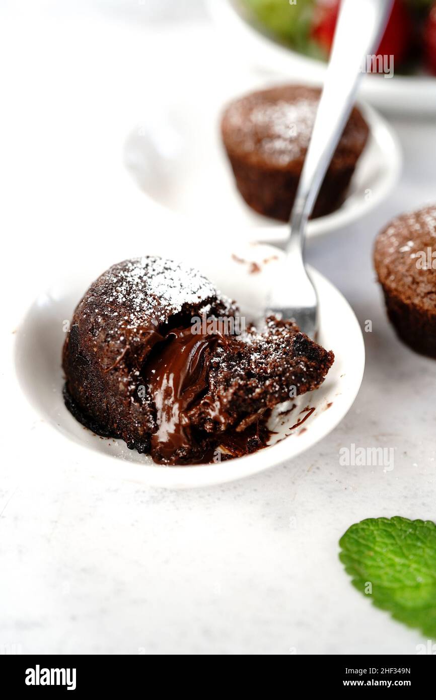 Hausgemachte Mini-Schokolade geschmolzene Lava Kuchen, selektive Fokus Stockfoto