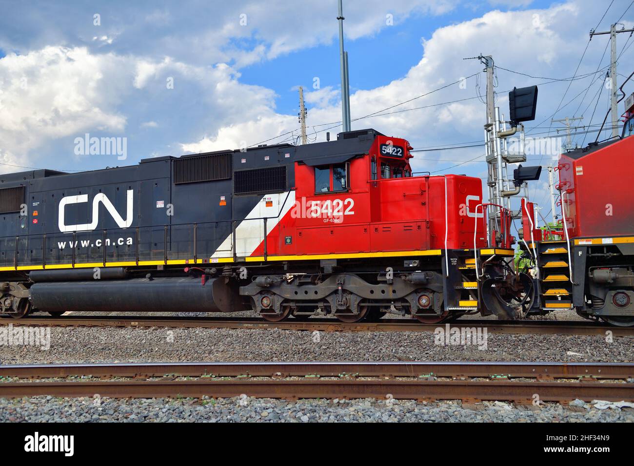 Bartlett, Illinois, USA. Die Lokomotiven der Canadian National Railway helfen dabei, einen Güterzug durch Spaulding Junction nach Süden zu lenken. Stockfoto