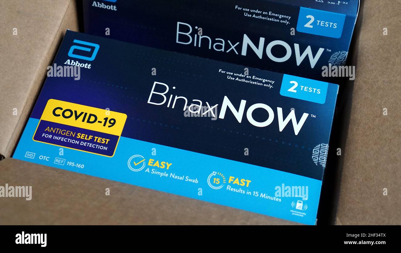 Die Lieferung erfolgt mit BinaxNOW COVID-19 Antigene Rapid Home Self-Test Kits, die sehr gefragt sind Stockfoto