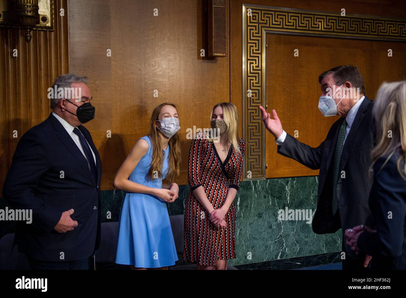 Lael Brainard und ihre Familie werden von Senator Mark Warner (Demokrat von Virginia) der Vereinigten Staaten vor einem Ausschuss des Senats für Banken, Wohnungswesen, Und Anhörung zu Urban Affairs für ihre Ernennung zum stellvertretenden Vorsitzenden des Gouverneursrates des Federal Reserve Systems im Dirksen Senate Office Building in Washington, DC, Donnerstag, 13. Januar 2022. Kredit: Rod Lampey/CNP Stockfoto