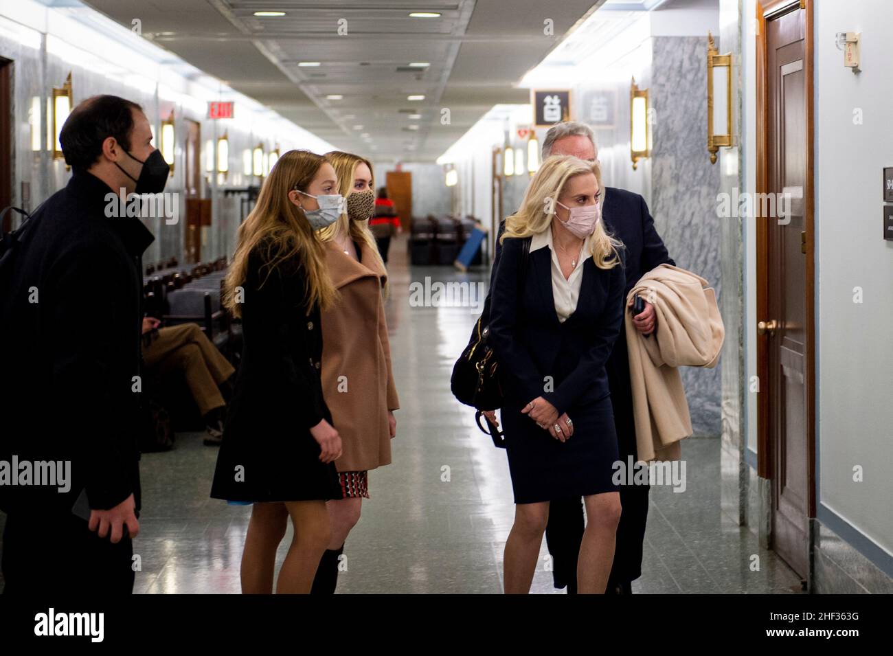 Washington, Vereinigte Staaten. 13th Januar 2022. Lael Brainard kommt zu einer Anhörung des Senatsausschusses für Banken, Wohnungsbau und städtische Angelegenheiten, um ihre Ernennung zum stellvertretenden Vorsitzenden des Gouverneursrates des Federal Reserve Systems im Dirksen Senate Office Building in Washington, DC, am Donnerstag, den 13. Januar 2022, zu beantragen. Kredit: Rod Lampey/CNP/dpa/Alamy Live Nachrichten Stockfoto