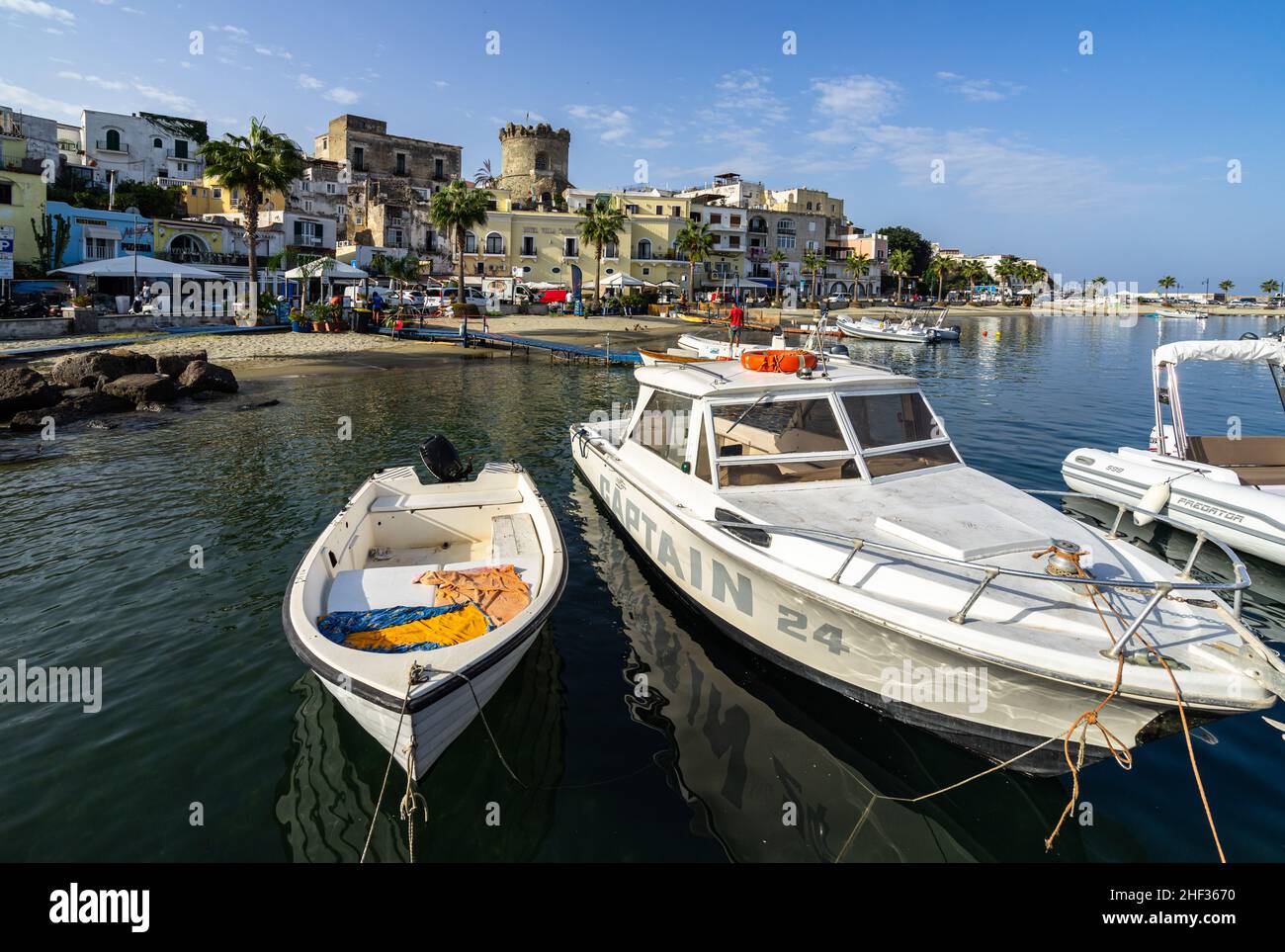 Forio, Ischia, Italien, September 2021 – Fischerboote vertäut an der farbenfrohen Marina von Forio Stockfoto