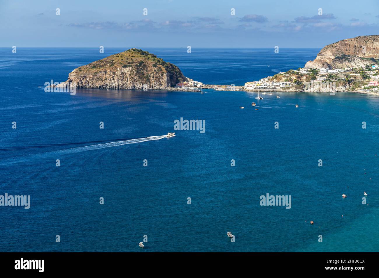 Schöner Panoramablick auf Sant’Angelo, ein beliebtes Sommerziel auf Ischia, Italien Stockfoto