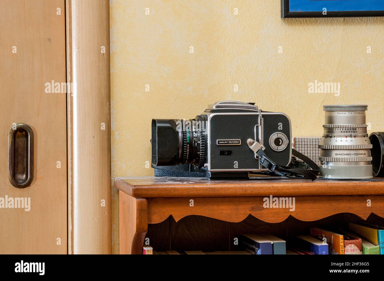 Hasselblad 500C/M-Kamera mit zwei Linsen, ein 50 mm montiert und eine frühe Version der 150 mm f/4 stand neben ihm. Stockfoto