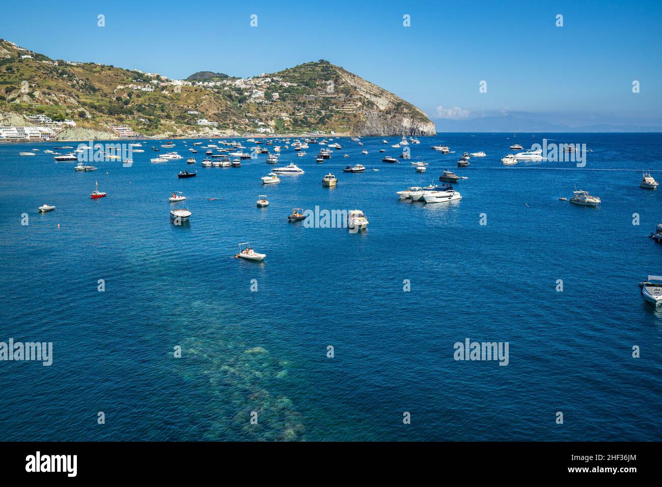 Schöne Aussicht auf die Küste von Sant’Angelo d’Ischia am Strand von Maronti, Region Kampanien, Italien Stockfoto