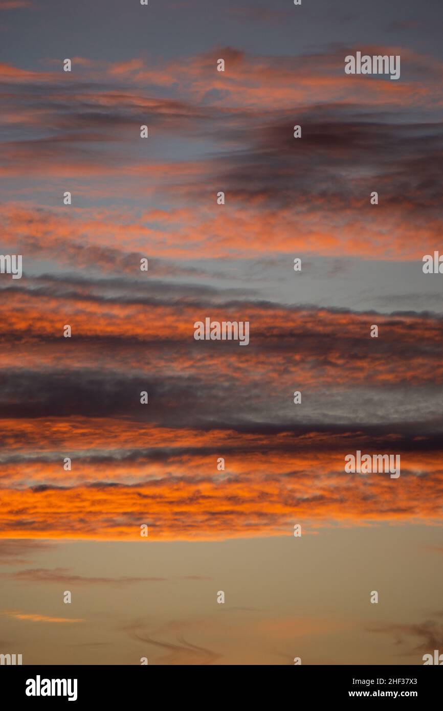 Wunderbare Farben bei einem Sonnenuntergang im Hochsommer in Island Stockfoto