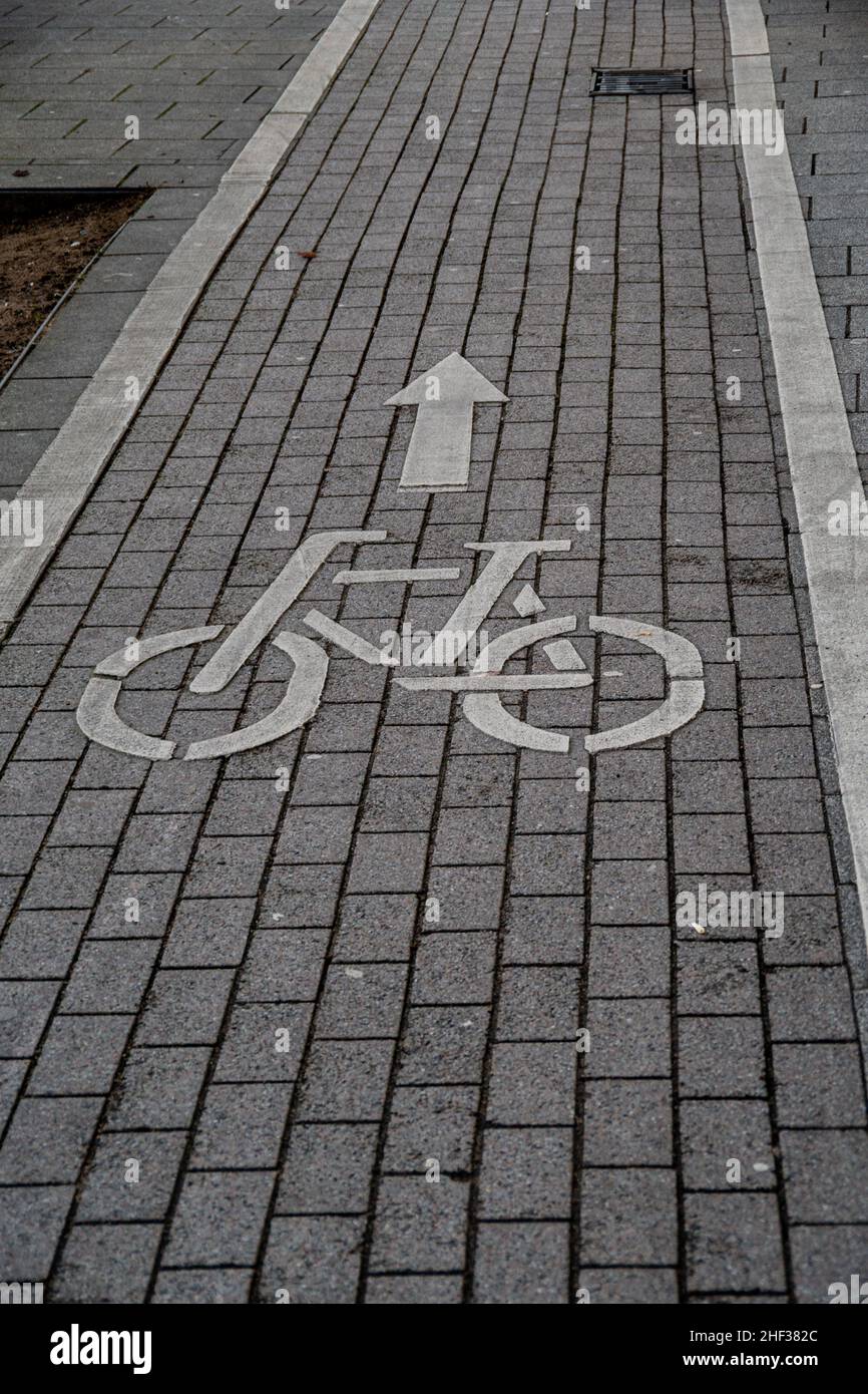Fahrradspur mit Markierungen und Fahrrad abgebildet Stockfoto