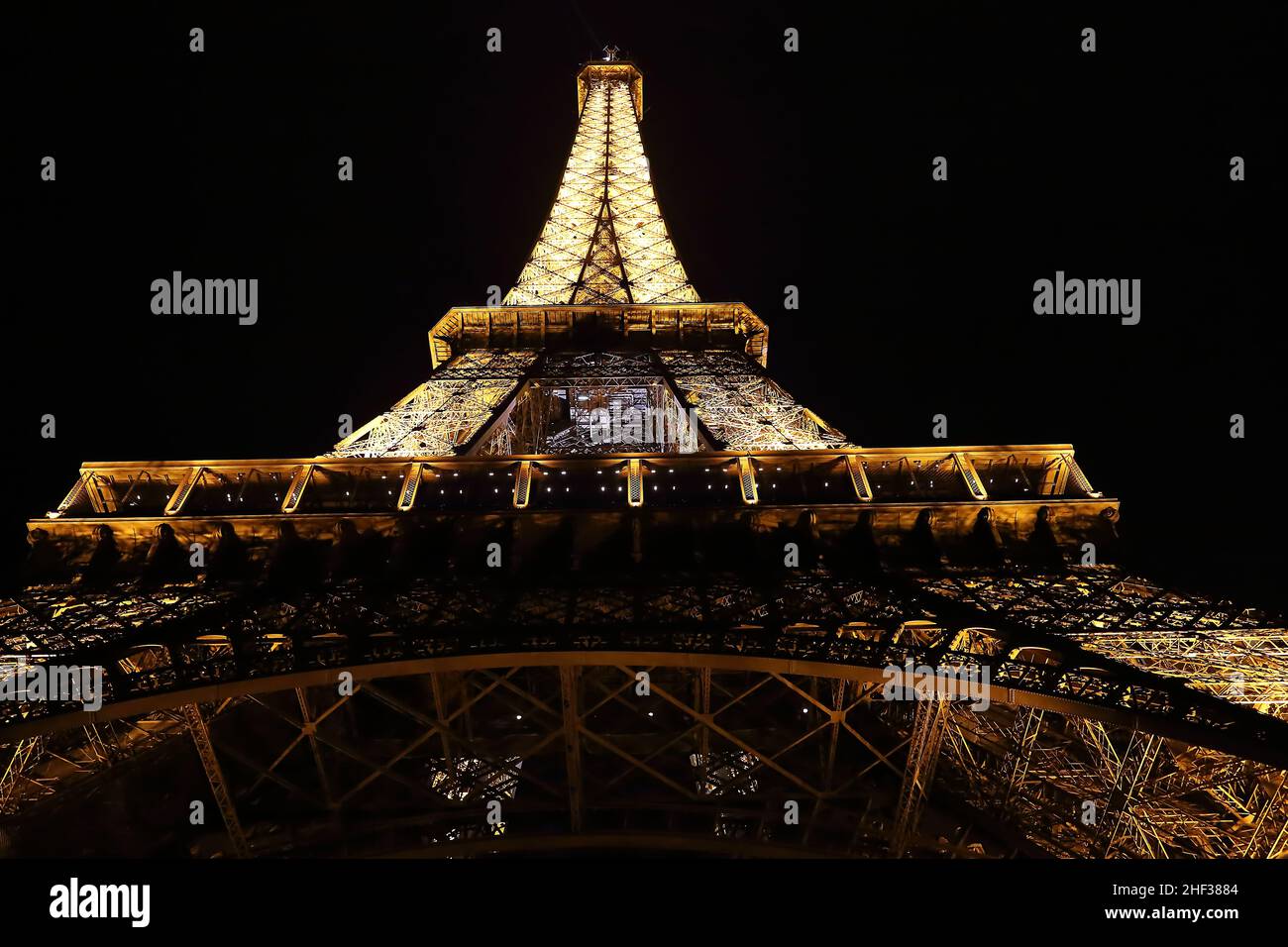 PARIS, FRANKREICH - 25. MAI 2015: Dies ist der Blick auf die Spitze des Eiffelturms in der Nacht Beleuchtung seiner Hintergrundbeleuchtung. Stockfoto
