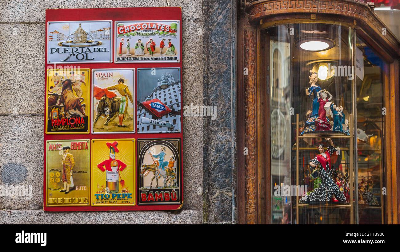 Cartel de venta en la entrada de una tienda de recuerdos en Madrid, España Stockfoto