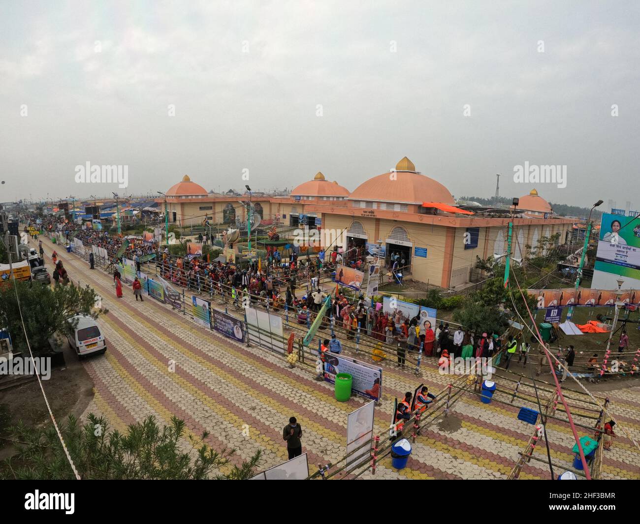 Kalkutta, Indien. 13th Januar 2022. Eifrige Anhänger stehen vor der Schlange, um den Kapil Muni Tempel während des Gangasagar Mela auf der Sagar Insel, etwa 150 Kilometer südlich von Kalkutta zu besuchen (Foto von Dipa Chakraborty/Pacific Press) Quelle: Pacific Press Media Production Corp./Alamy Live News Stockfoto