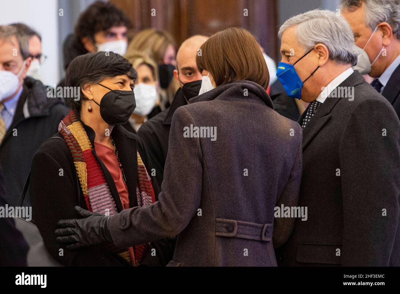 Rom, Italien. 13th Januar 2022. Anna Maria Bernini und Antonio Tajani sprechen der Frau des verstorbenen EU-Parlamentspräsidenten David Sassoli, Alessandra Vittorini, Und ihre Söhne Livia und Giulio Sassoli.Begräbnisheim auf dem Capitol Hill in Rom, um dem verstorbenen Präsidenten des Europäischen Parlaments David Sassoli zu Tribut zu zollen, der im Alter von 66 Jahren starb. (Foto: Stefano Costantino/SOPA Images/Sipa USA) Quelle: SIPA USA/Alamy Live News Stockfoto